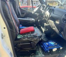 Kihívta a mentőket, majd betörte a mentőautó ablakát egy férfi