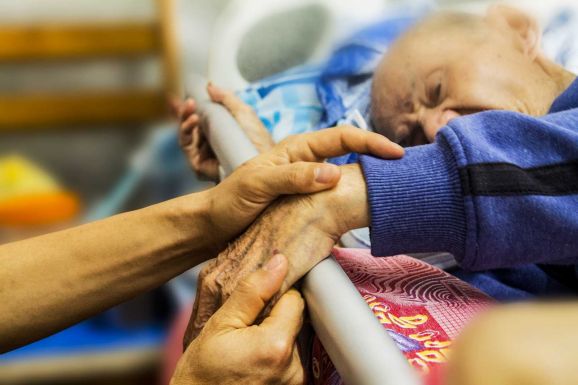 Engedélyezés előtt minden szociális szolgáltatót leellenőriznek, hogy ne forduljanak elő „horroresetek”