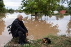 Mentőcsónakokkal próbálják elérni az árvíz sújtotta településeket Görögországban