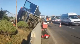 Elaludt a volánnál a kamionsofőr, két autóval ütközött