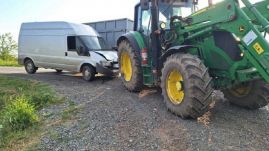 Tizenhatan érintettek egy balesetben, furgon és traktor ütközött