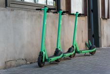 Bukarestben is betilthatják az elektromos rollereket