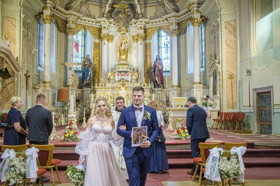 Férjhez ment Szőcs Reni - a csíksomlyói kegytemplomban fogadott örök hűséget párjának