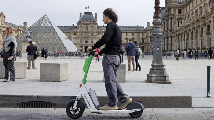 Kitiltják Párizsból a bérelhető elektromos rollereket?