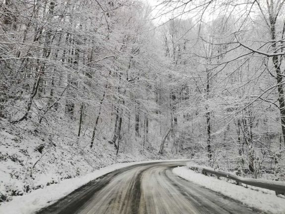 Parajd és Gyergyóalfalu között leállították a teherforgalmat a havazás miatt