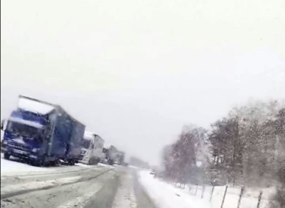 Télies körülmények között zajlik a közlekedés a Borgói-hágón