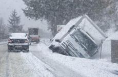 Erdélyben közlekedési fennakadásokat okozott a havazás