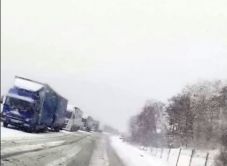 Télies körülmények között zajlik a közlekedés a Borgói-hágón