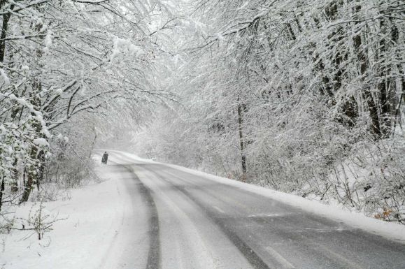Elsőfokú riasztás van érvénben Erdély keleti részén a heves havazás miatt