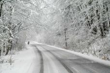 Elsőfokú riasztás van érvénben Erdély keleti részén a heves havazás miatt