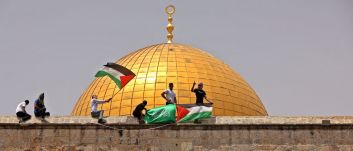 Az izraeli rendőrség letartóztatott 350 palesztint az Ak-Aksza mecsetben kitört zavargások miatt