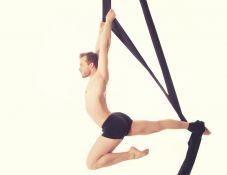 Rúdtánccal kombinálták a szűzanya siraloménekét, nagy botrány lett belőle