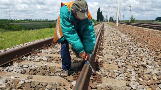Ezreket kell alkalmaznia a CFR-nek pályakarbantartási és javítási munkálatok elvégzésére