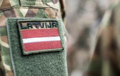 Lettország jövőre visszaállítja a kötelező sorkatonai szolgálatot