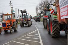 Tiltakozó gazdák: Kézdivásárhelyen 130 traktor vonult fel