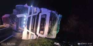 Súlyos baleset: kisbusz és teherautó ütközött, egy személy meghalt 