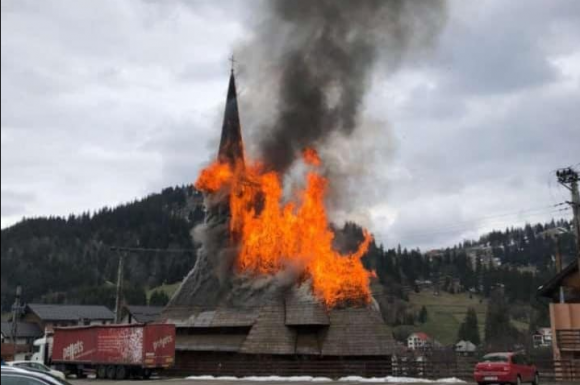 Egy égő gyertya miatt éghetett le a borsai ortodox fatemplom