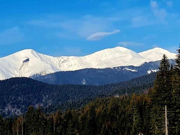 Lavinaomlás a Radnai-havasokban, a hegyimentők óvatosságra intenek