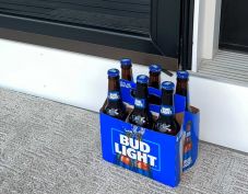 Felháborodást váltott ki a transznemű nős sörreklám