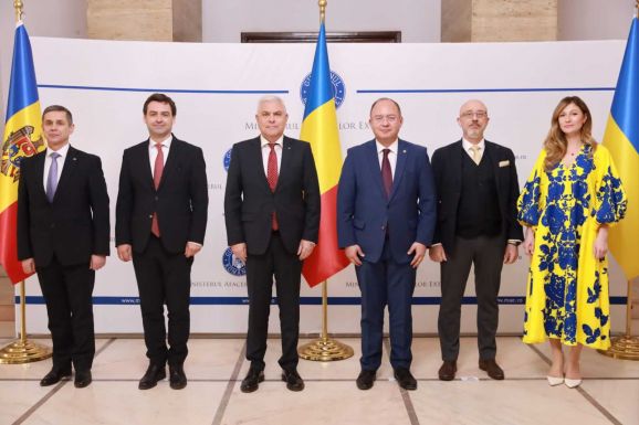 Közös nyilatkoztot írtak alá Bukarestben Románia, a Moldovai Köztársaság és Ukrajna külügy- és védelmi miniszterei