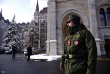 Elítélték az Országgyűlési Őrség egyik tagját orron csapó részeg amerikai fiatalt