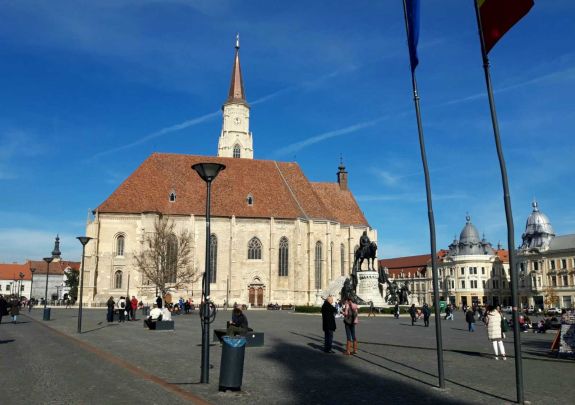 Kiskorúak loptak a Szent Mihály-templomból