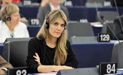 Elektronikus nyomkövetőt kap Eva Kaili