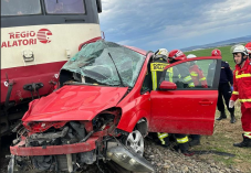 Vonat ütött el egy személygépkocsit Brassó megyében