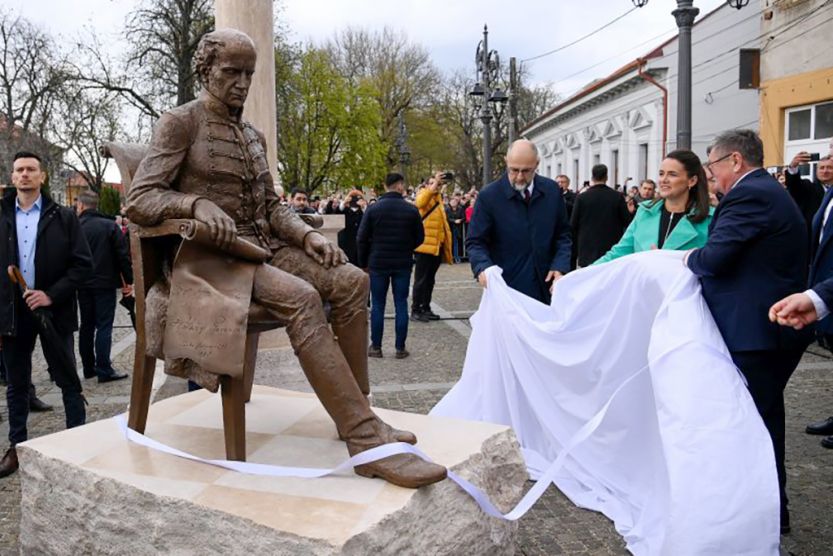 Így zajlott le a Kölcsey-szobor avatása Nagykárolyban