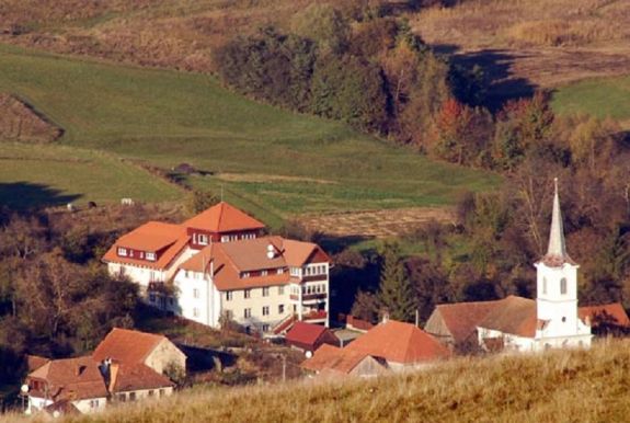 Kigyulladt az idősek otthonának tetőzete Lókodban
