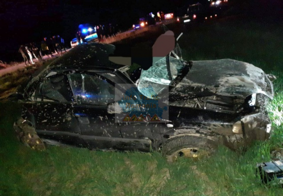 Egy fiatal meghalt, többen pedig megsérültek, amikor traktorba hajtott egy személyautó