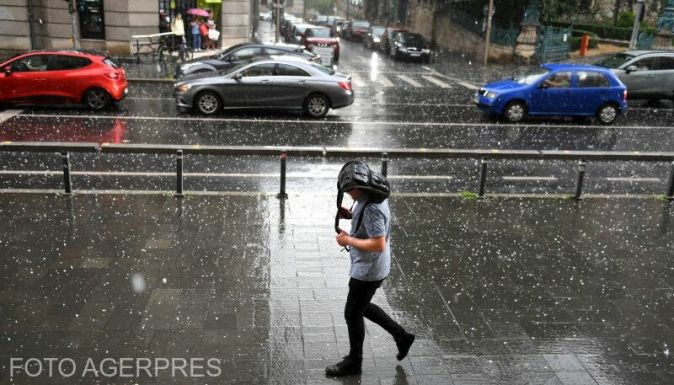 Erős szélre és záporokra, zivatarokra számíthatunk hétfő reggelig