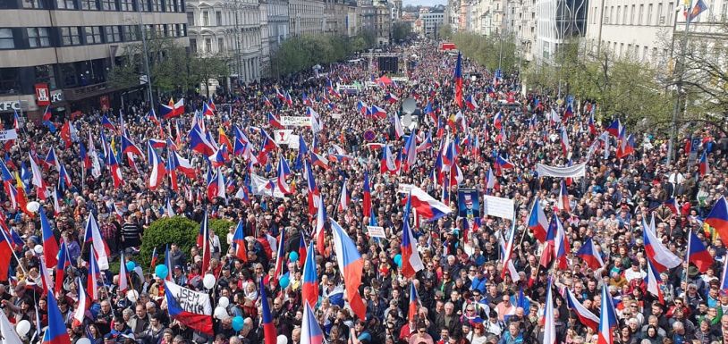 Ismét tízezrek tüntettek a cseh kormány ellen Prágában