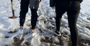 Csupasz bokával indultak hegyet mászni a Csalhó-hegységben, a hegyimentők menekítették ki az átfagyott fiatalokat