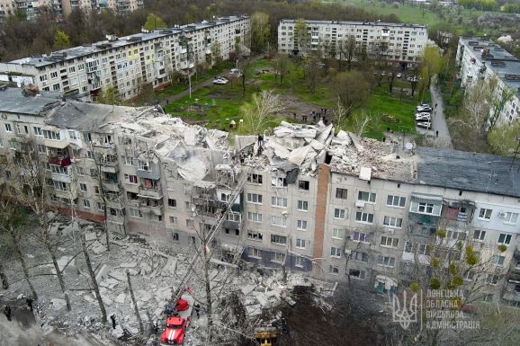 Három háztömbnyi bahmuti előrenyomulásról számolt be az orosz katonai szóvivő