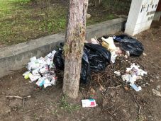 Nagy mennyiségű gyógyszert dobtak az utcára Sepsiszentgyörgyön