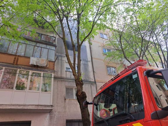 Kigyulladt egy tömbházlakás Szatmárnémetiben, nyolc személyt mentettek ki
