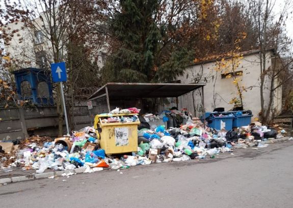 Több mint 250 tonna felgyűlt háztartási hulladékot kell elszállítani Marosvásárhelyről
