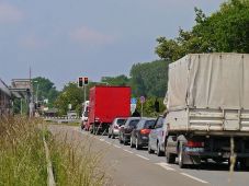 Nyolckilométeres sor alakult ki Arad megyében egy vasúti sorompó meghibásodása miatt