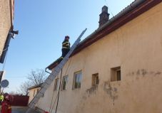 Tűz ütött ki egy Arad megyei iskolában, kimenekítették a diákokat