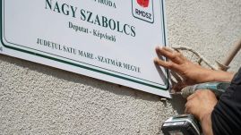 Rongálás: megpróbálták letépni a tasnádi RMDSZ faláról a táblát