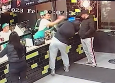 FRISSÍTVE – Feladta magát a bukaresti gyorsétkezde alkalmazottját megkéselő férfi