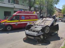 Két autó is „feldobta a talpát” Szatmárnémetiben