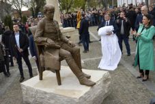 Megbírságolták a nagykárolyi polgármesteri hivatalt a Kölcsey-szobor felirata miatt