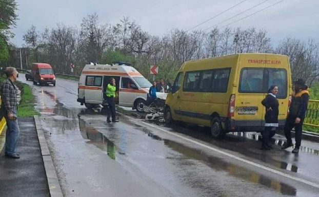 FRISSÍTVE – Gyerekeket szállító kisbusz balesetezett, nyolcan kórházba kerültek