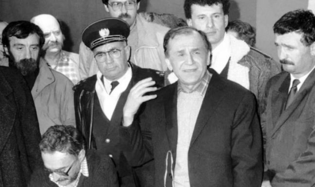 Megtarthatja forradalmárigazolványát Ion Iliescu?