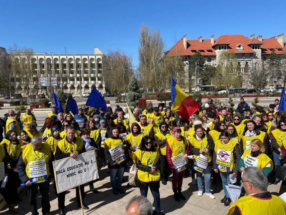 Sztrájkőrséget állnak a kormány épülete előtt az oktatási szakszervezetek