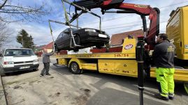 Begyűjtik a közterületeken hagyott gazdátlan autókat
