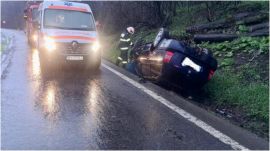 Feje tetejére állt az autó, egy fiatalember megsérült