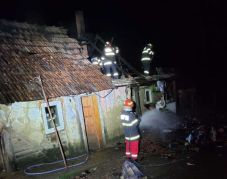 Tűz Szatmár megyében: 9 gyermek és 4 felnőtt maradt fedél nélkül